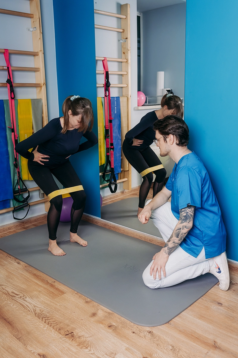 Ćwiczenie wzmacniające mięsień czworogłowy uda – Fizjofit Białystok poprawa siły i stabilizacji kolana